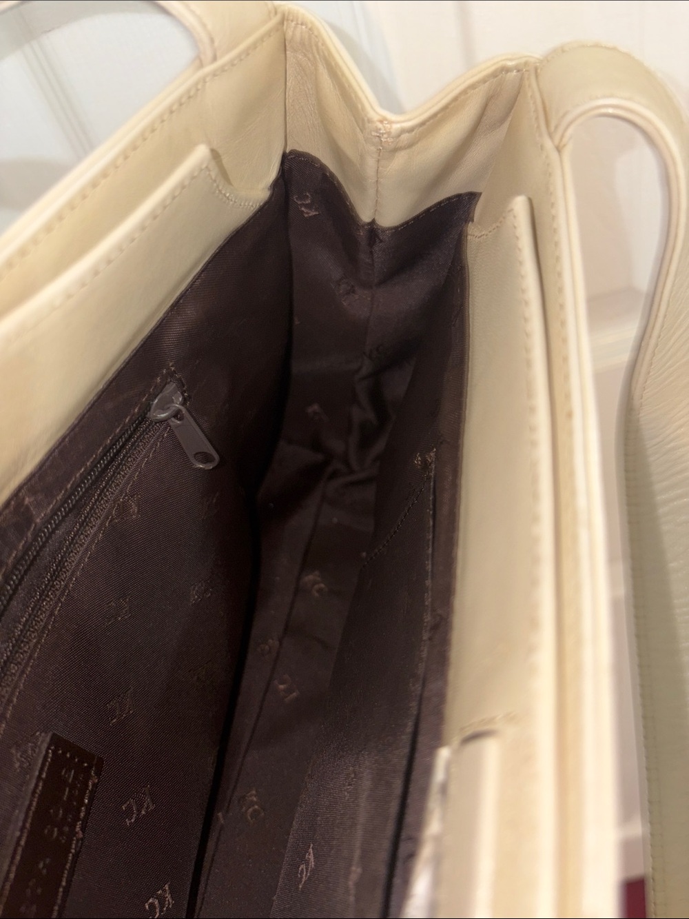 Kenneth Cole Cream Leather Shoulder Bag - Picture 4 of 6